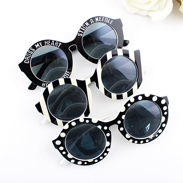Stylish Black Sunglasses with Letter Print Fashionable Eyewear with Case-0